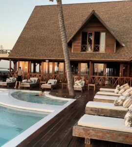 photo 1566073771259 6a8506099945